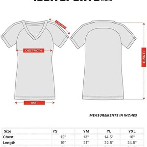 Puede incluir: Tabla de tallas para una camiseta de cuello en V con medidas en pulgadas para el pecho, la longitud, la longitud de la manga y la cintura. Las tallas incluyen YS, YM, YL y YXL.