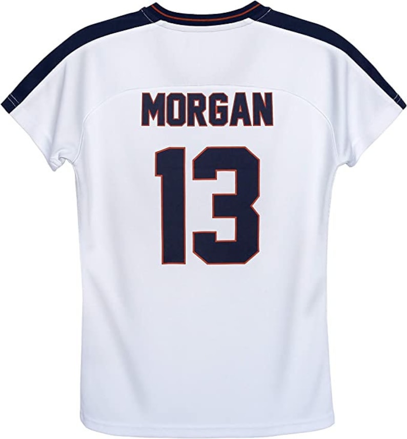 Puede incluir: Camiseta de f&uacute;tbol blanca con ribetes azul marino y rojo. La parte posterior de la camiseta tiene el nombre "MORGAN" y el n&uacute;mero "13" impreso en azul marino.