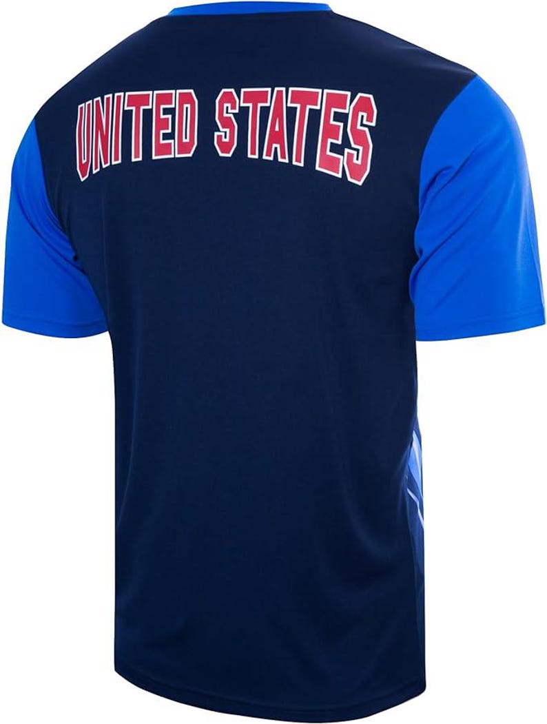 Pode incluir: Uma camiseta azul marinho com um design azul real e branco na manga direita. A parte de tr&aacute;s da camiseta tem o texto "UNITED STATES" em vermelho.