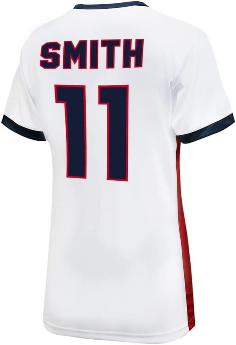 K&ouml;nnte beinhalten: Wei&szlig;es Fu&szlig;balltrikot mit marineblauem und rotem Besatz. Auf der R&uuml;ckseite des Trikots steht der Name "SMITH" und die Nummer "11" in Marineblau mit roter Umrandung.