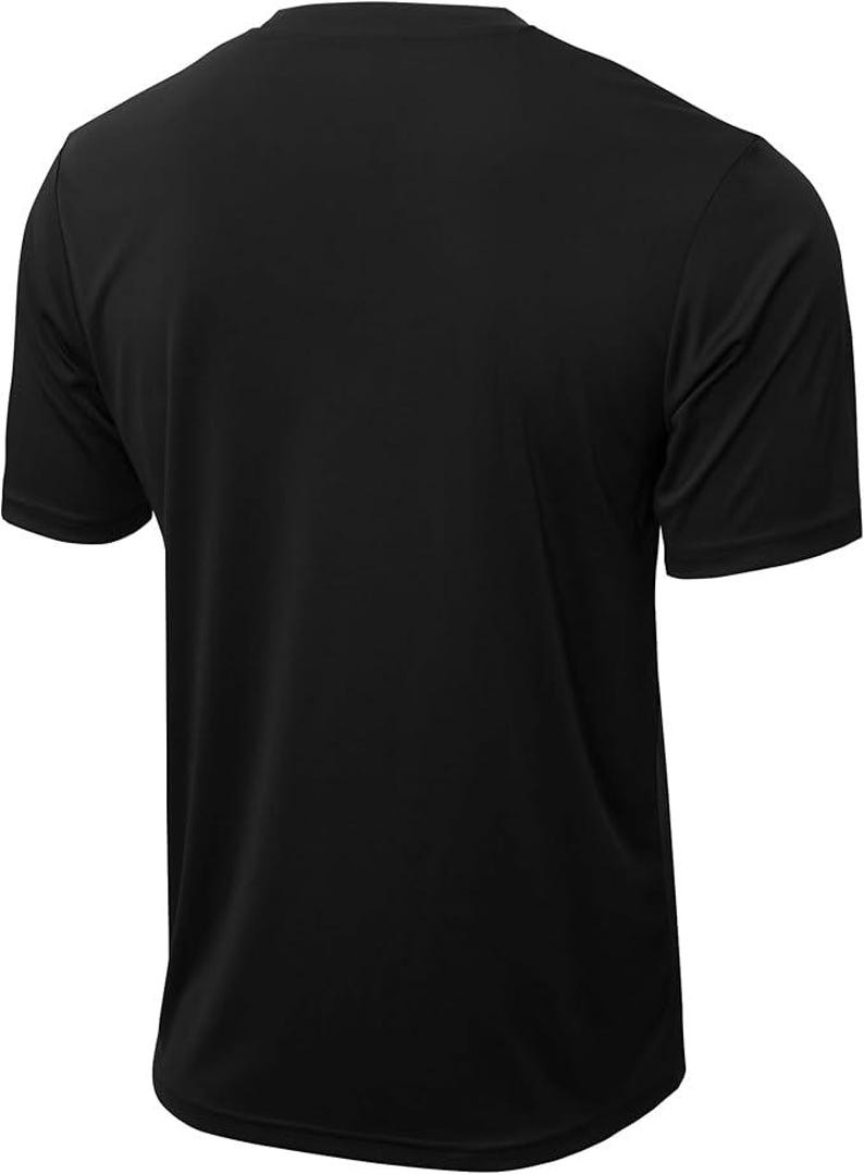 Puede incluir: Una camiseta negra de manga corta con cuello redondo.