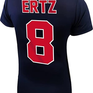 K&ouml;nnte beinhalten: Marineblaues T-Shirt mit roter und wei&szlig;er Beschriftung. Das Shirt tr&auml;gt den Namen "ERTZ" und die Nummer "8" auf der R&uuml;ckseite.