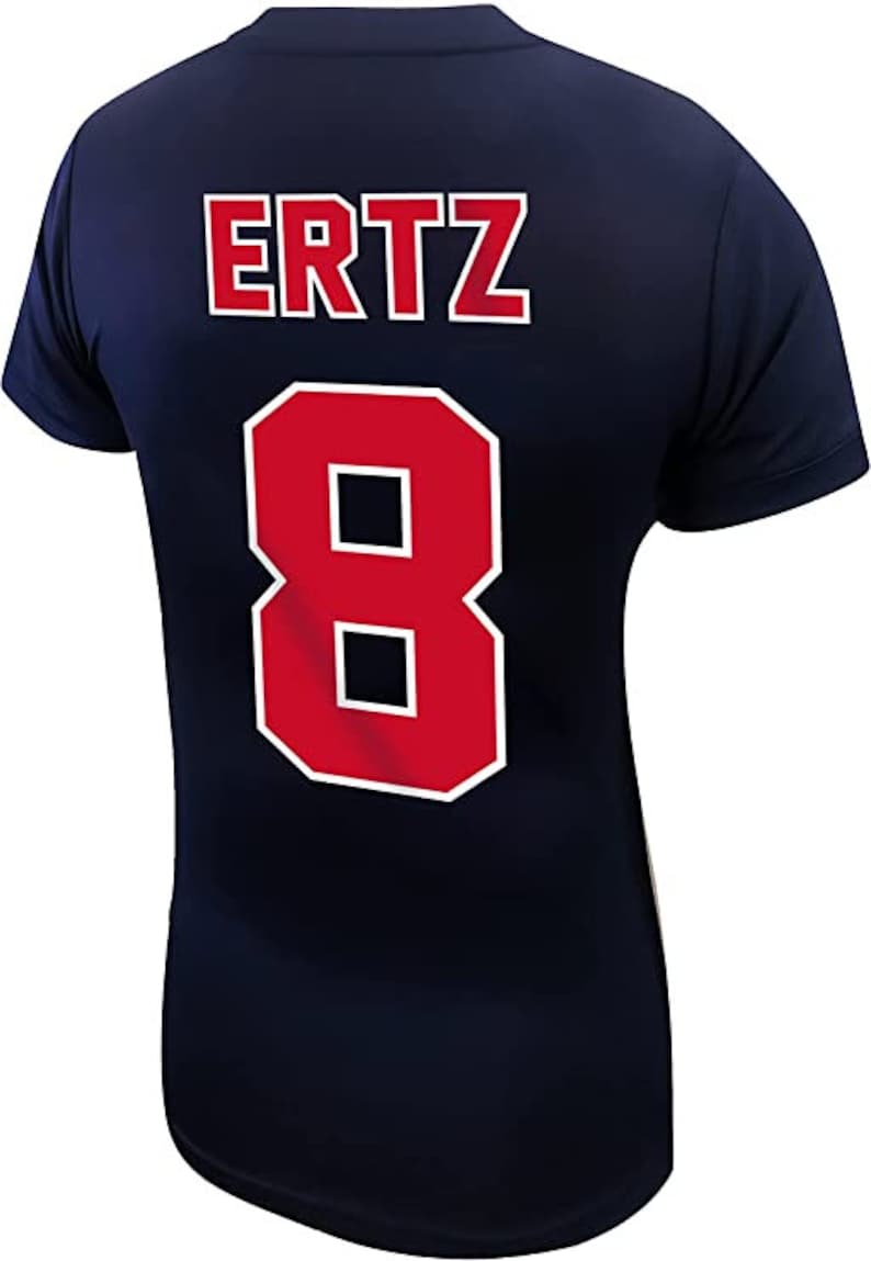 K&ouml;nnte beinhalten: Marineblaues T-Shirt mit roter und wei&szlig;er Beschriftung. Das Shirt tr&auml;gt den Namen "ERTZ" und die Nummer "8" auf der R&uuml;ckseite.