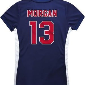 Pu&ograve; includere: Una maglia da calcio blu navy con pannelli laterali bianchi. Sul retro della maglia &egrave; presente il nome "MORGAN" e il numero "13" in rosso con contorni bianchi.