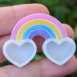 Rainbow heart shaker badge reel  Resin crafts, Resin diy, Diy