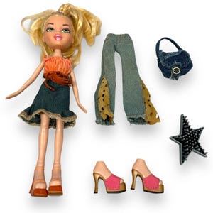 Vintage MGA Bratz Cloe Strut Fashion It Doll Blonde Hair Green Eyes Accessories