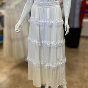 Sayas Blancas, Faldas Blancas