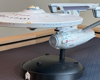 Base de exhibición impresa en 3D para el modelo TOMY U.S.S. Enterprise Refit a escala 1/350.