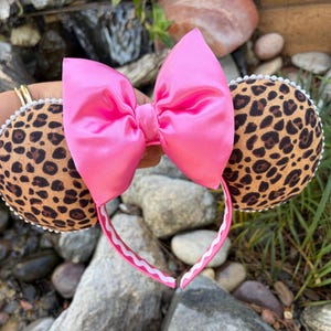 Diadema con orejas de ratón y estampado de guepardo hecha a mano imagen 2