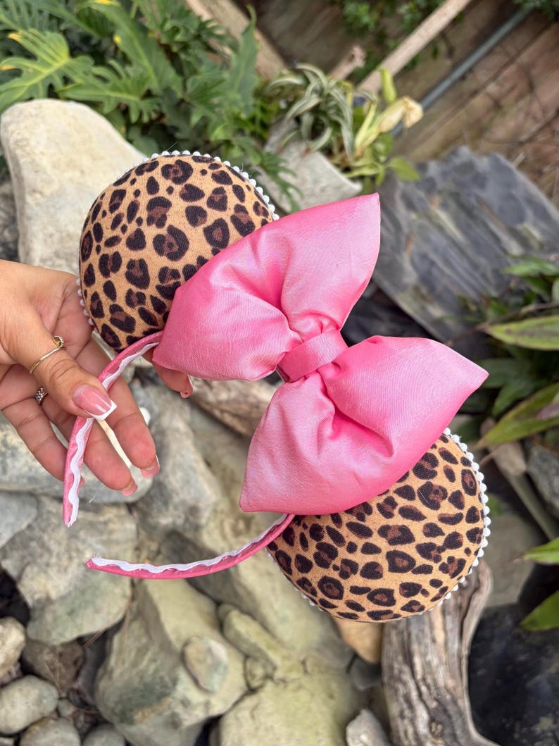 Diadema con orejas de ratón y estampado de guepardo hecha a mano imagen 3
