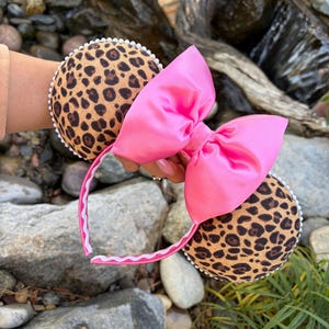 Diadema con orejas de ratón y estampado de guepardo hecha a mano imagen 1