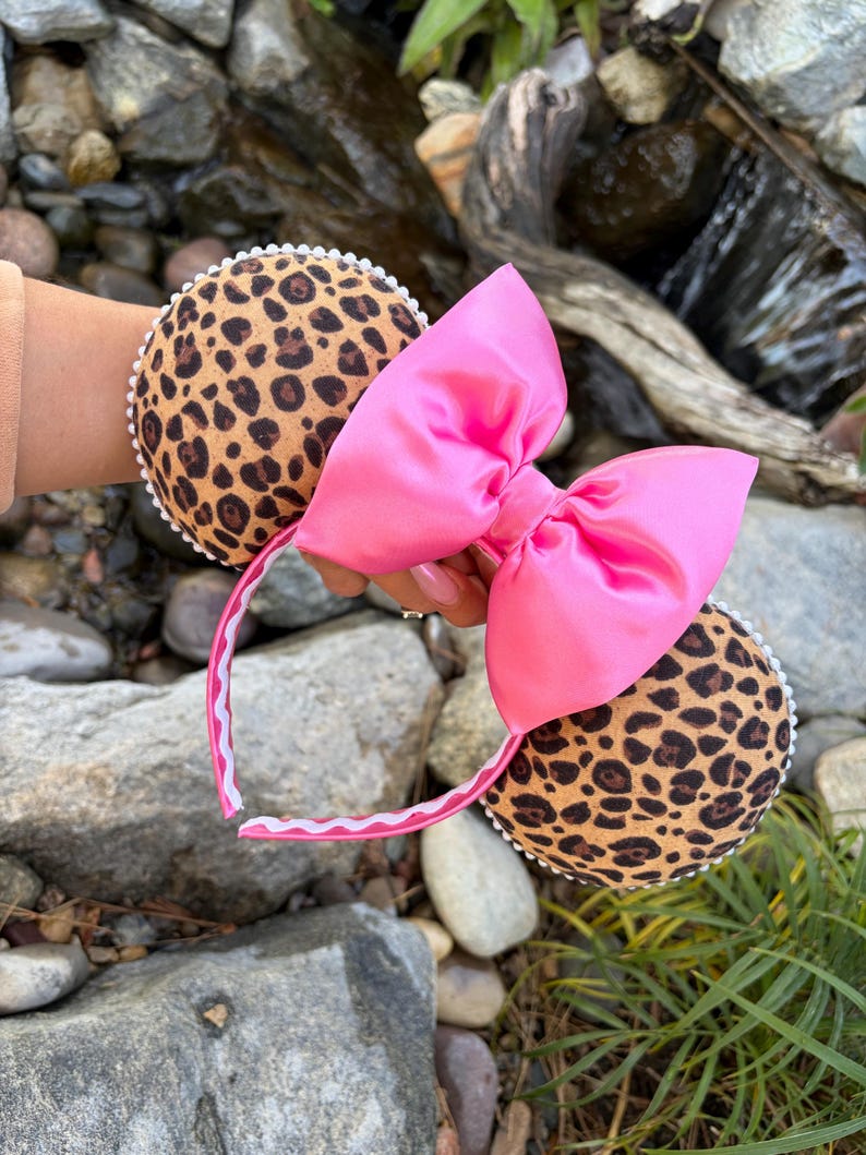 Diadema con orejas de ratón y estampado de guepardo hecha a mano imagen 1