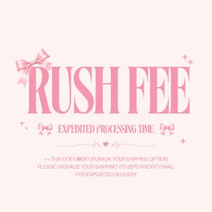 Könnte beinhalten: Eine hellrosa Grafik mit den Worten „RUSH FEE“ in großen rosa Buchstaben. Darunter steht in kleinerem Text „EXPEDITED PROCESSING TIME“. Das Bild enthält dekorative Schleifen und Text, der erklärt, dass die Gebühr den Versand nicht verbessert.