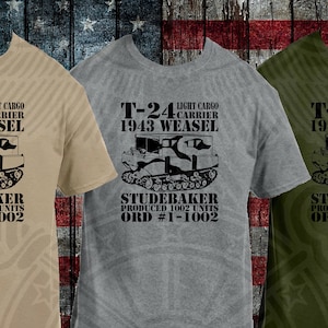 Könnte beinhalten: Drei T-Shirts mit einer schwarz-weißen Grafik eines Militärfahrzeugs. Der Text auf den Shirts lautet "T-24 Light Cargo Carrier 1943 Weasel Studebaker Produced 1002 Units ORD #1-1002". Die Shirts sind in beige, grau und grün.