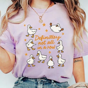 Auf jeden Fall nicht alle in einer Reihe Shirt, Comfort Colors® Shirt mit Spruch, lustiges Shirt für psychische Gesundheit, niedliches Tier Grafik T-Shirt Geschenk für Frauen