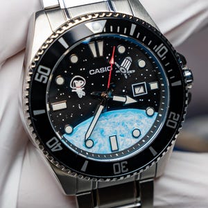 Casio Orologio Digitale Argento Con Bracciale In Acciaio - Quadrante Marrone, Funzioni Cronometro, Sveglia E Calendario - 3 Bar, Regalo