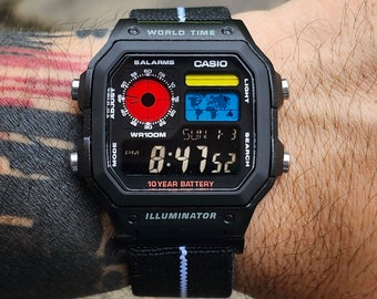 Modifizierte Casio AE-1200, farbenfrohes polarisiertes LCD, Hydromod-Gehäuse und elastisches Nato-Armband mit schwarzen Edelstahlbeschlägen. (v2)