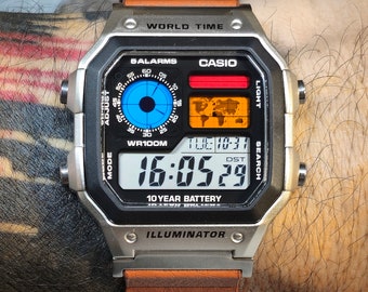 Casio AE-1200 aangepast. Kleurgefilterd LCD-scherm en magnetische lusriem