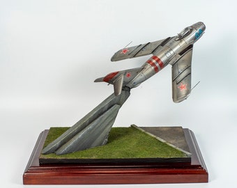 Avión a reacción ruso Mig-17 a escala 1:72 sobre una base