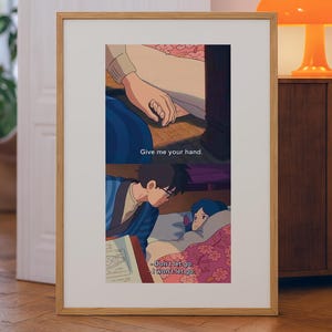 Puede incluir: Una impresión enmarcada con una ilustración de estilo anime. La obra de arte representa a dos figuras, una extendiendo la mano a la otra con el texto "Give me your hand". Debajo, una segunda escena muestra a una persona en la cama con el texto "Don't let go. I won't let go."