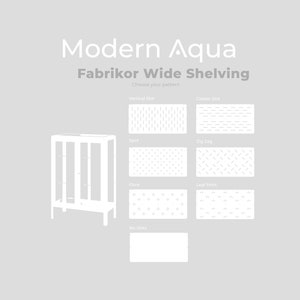 Puede incluir: Una ilustración blanca de un armario alto y estrecho con puertas de vidrio y estantes. El armario está etiquetado como "Fabrikor Wide Shelving" y tiene una variedad de patrones para elegir, incluyendo ranuras verticales, ranuras clásicas, puntos, zigzag, flora, estampado de hojas y sin ranuras.