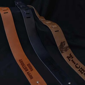 Pu&ograve; includere: Tre cinturini per chitarra in pelle nei toni del marrone e del nero. Un cinturino &egrave; color cuoio con le parole "HAPPY BIRTHDAY DAVID" incise. Un altro &egrave; blu navy con "Merry Christmas" inciso. Il terzo cinturino &egrave; color cuoio con una foto e il nome "MICHAEL".