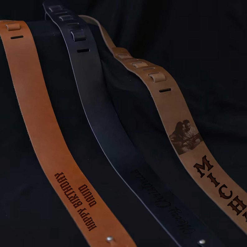 Pu&ograve; includere: Tre cinturini per chitarra in pelle nei toni del marrone e del nero. Un cinturino &egrave; color cuoio con le parole "HAPPY BIRTHDAY DAVID" incise. Un altro &egrave; blu navy con "Merry Christmas" inciso. Il terzo cinturino &egrave; color cuoio con una foto e il nome "MICHAEL".