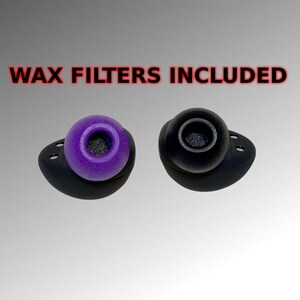 Pode incluir: Duas pontas para fones de ouvido, uma roxa e outra preta, com um pequeno filtro no centro de cada uma. O texto "WAX FILTERS INCLUDED" est&aacute; acima das pontas dos fones de ouvido.