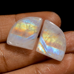 Natürliches Regenbogen Mondstein Fancy Form Cabochon Edelstein-Paar für die Herstellung von Ohrringen 31 Ct. 18X15X5 mm (Paar wie Abbildung)
