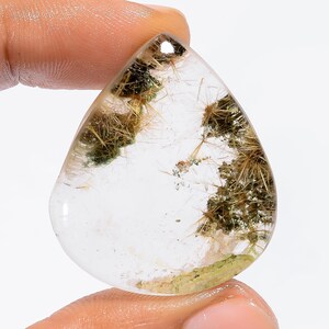 Natürlicher goldener Rutil im Gartenquarzkristall, Lodolith-Quarzcabochon, loser Lodolith-Edelstein-Form-Birnen-Größe 33X28X11 Gewicht 89 ct.