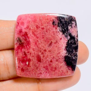 Cabochon di rodonite naturale a forma di cuscino, pietra preziosa sfusa per la creazione di gioielli, 105 carati, 35 x 34 x 6 mm (rodonite come da immagine).
