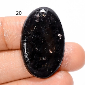 Natürliche goldene Nuummite Edelstein Glatt polierte Nuummite Kristall schwarz glänzende Nuummite Cabochon flache Rückseite Fireplay Kristall