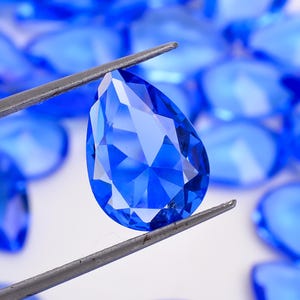 Cristalli di vetro tagliato a punta di tanzanite a forma di goccia Pietre per la creazione di gioielli Dimensioni 10 x 14 mm (pietra come da foto)