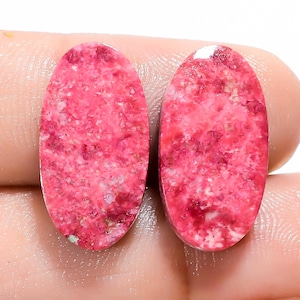Cabochon en thulite rose naturel de forme ovale, paire de pierres précieuses en vrac pour la fabrication de boucles d'oreilles, poids 22 carats. Taille 19X10X4 mm