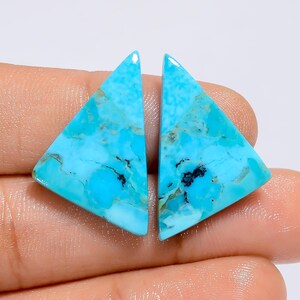 Coppia di pietre preziose sfuse cabochon di turchese Kingman naturale a forma di fantasia per realizzare orecchini 14 carati 25X15X2 mm (coppia come da foto)