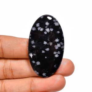 Cabochon di ossidiana con fiocco di neve Cristallo di ossidiana con fiocco di neve nero naturale 46X27X5 mm Dimensioni 48 carati Cristallo di fiocco di neve (fiocco di neve come immagine