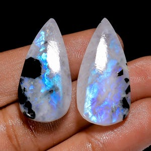 Natürlicher Mondstein mit schwarzem Turmalin Edelsteinpaar 30X14X4 mm Regenbogen Mondstein Paar Cabochon für die Herstellung von Ohrringen (Paar als Bild