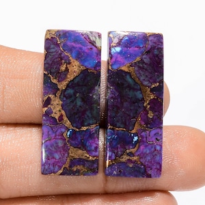 Coppia di cabochon di turchese viola naturale ramato, gemma di turchese viola abbinata, coppia di turchesi di forma rettangolare, dimensioni 29X10X2 mm, peso 26 ct.