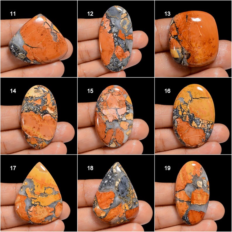 Puede incluir: Nueve piedras preciosas cabuj&oacute;n diferentes con un patr&oacute;n rojo, naranja y negro. Las piedras son de forma ovalada y en forma de l&aacute;grima.