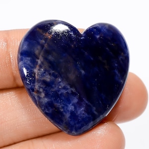Cabochon de sodalite naturelle coeur bleu cristal de sodalite bleu en forme de coeur pierre bleue 28 x 29 x 6 mm dimension 45 carats