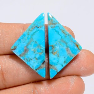 Coppia di pietre preziose sfuse cabochon di turchese Kingman naturale a forma di fantasia per realizzare orecchini da 22 carati, 30X15X3 mm (coppia come da foto)