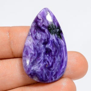 Pietra preziosa sciolta cabochon a goccia di charoite naturale per la creazione di gioielli, peso 42 carati, dimensioni 34X21X7 mm (pietra come da foto)