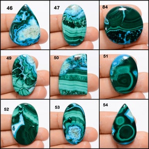 Op de afbeelding: Negen verschillende groene en blauwe chrysocolla cabochons, elk met unieke patronen en texturen. De cabochons zijn genummerd 46, 47, 49, 50, 51, 52, 53, 54 en 84.