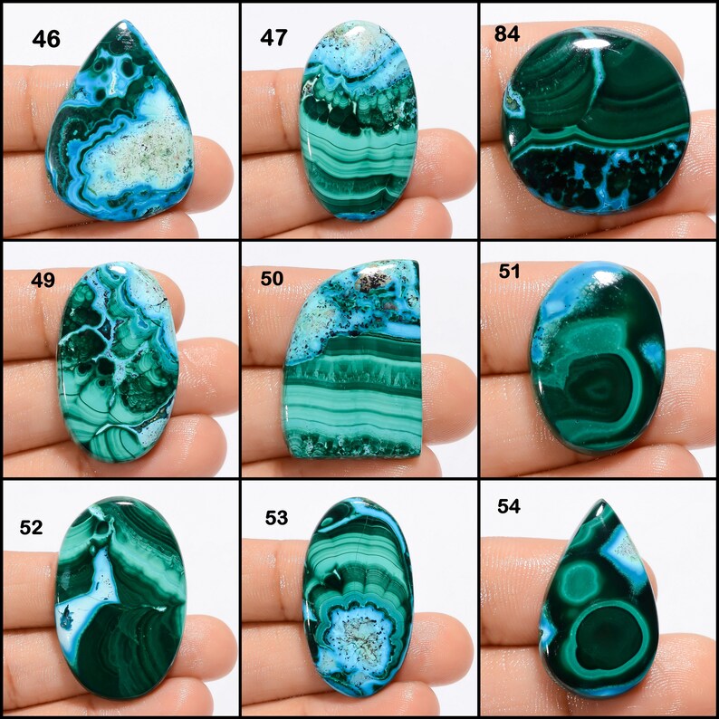 Op de afbeelding: Negen verschillende groene en blauwe chrysocolla cabochons, elk met unieke patronen en texturen. De cabochons zijn genummerd 46, 47, 49, 50, 51, 52, 53, 54 en 84.
