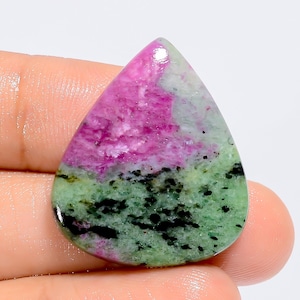 Rubis dans un cabochon de zoisite / Rubis non serti / Rubis avec minéral de zoisite / Rubis de cristal de zoisite / Dimensions 28 x 24 x 4 mm Poids 37 carats