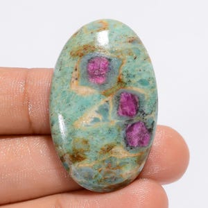 Rubino naturale fucsite ovale cabochon pietra preziosa sciolta per la creazione di gioielli 54 carati. 38X23X6 mm (pietra come da foto)