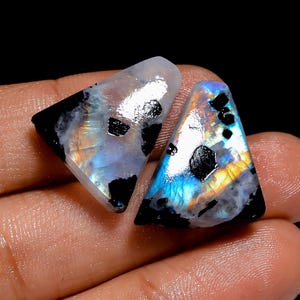 Natürlicher Mondstein mit schwarzem Turmalin Edelsteinpaar 19X14X4 mm Regenbogen Mondstein Paar Cabochon für die Herstellung von Ohrringen (Paar als Bild
