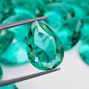 Cristalli di vetro tagliato a goccia con punta di apatite verde Pietre strass per la creazione di gioielli Dimensioni 10 x 14 mm (pietra come da foto)