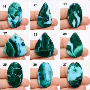 Op de afbeelding: Negen cabochon geslepen groene en blauwe malachiet edelstenen met witte aderen. De stenen zijn genummerd van 19 tot en met 27.