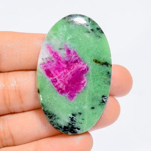 Cabochon de forme ovale en rubis zoisite naturel, pierre précieuse en vrac pour la fabrication de bijoux de 98 carats. 47 x 28 x 5 mm (pierre comme sur la photo)